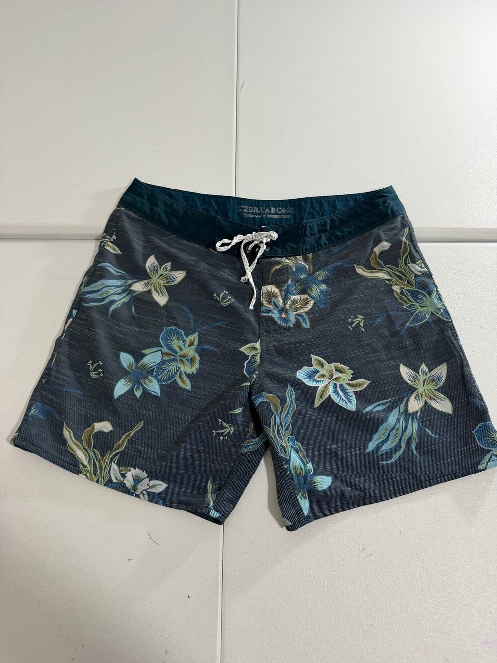 Billabong Platinum X Sundays Boardshorts Men’s 34 Navy Floral Swim Trunks
